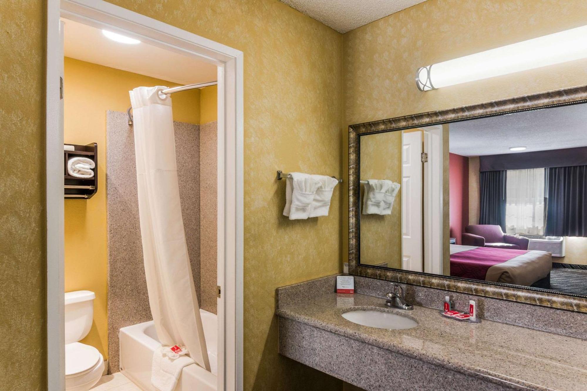 Lodge Econo - Victorville I-15 *